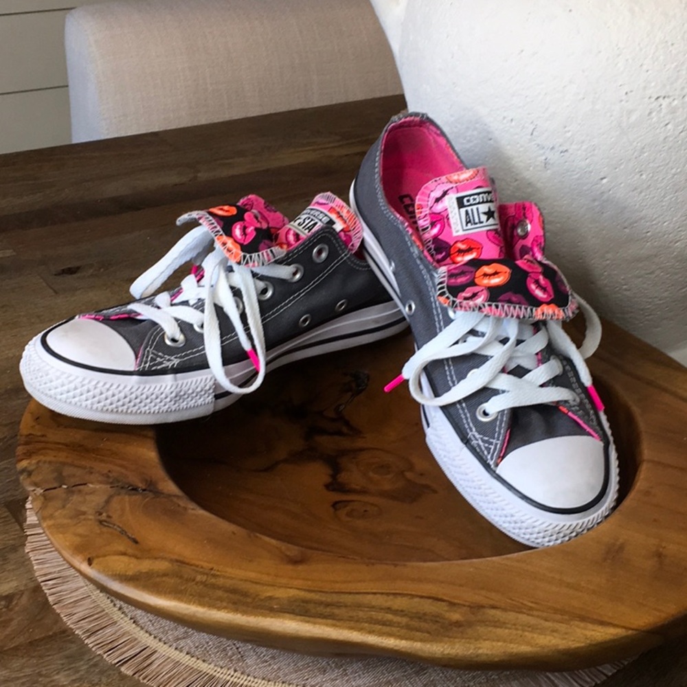 Converse Women’s Black and Pink Sneakers Size 7